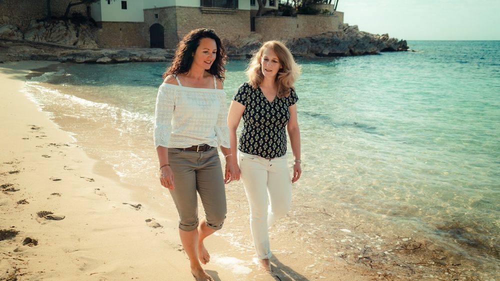Michaela Schächner im persönlichen Austausch am Meer