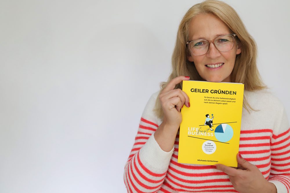 Michaela Schächner mit dem Buch Geiler Gründen