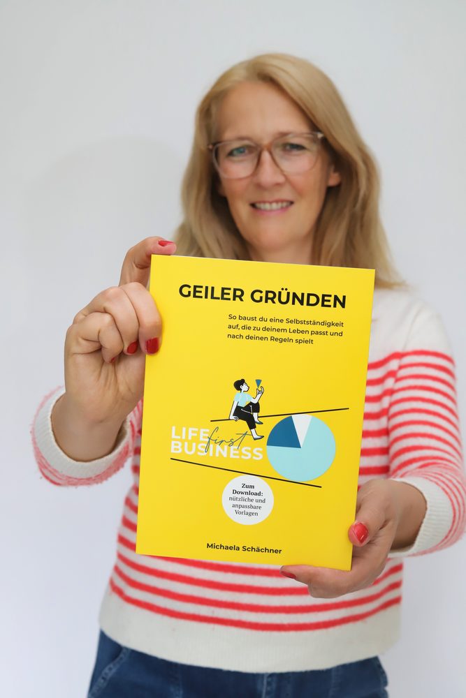 Michaela Schächner mit dem Buch Geiler Gründen, Hochformat