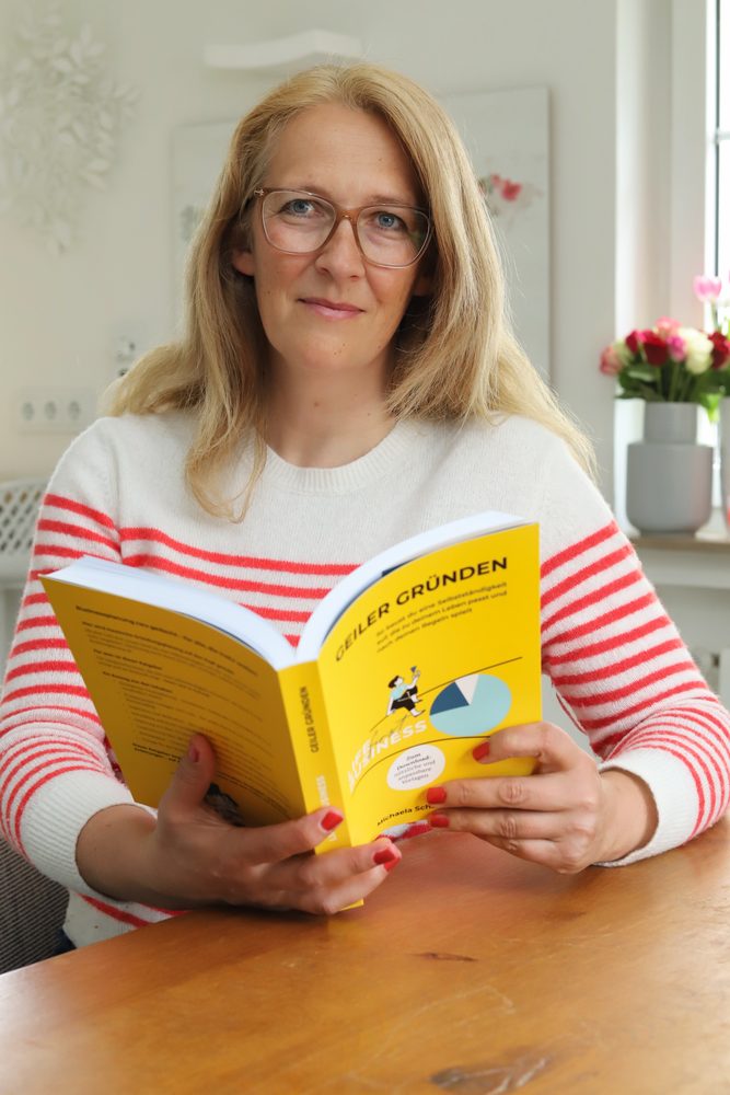 Michaela Schächner liest im Buch Geiler Gründen