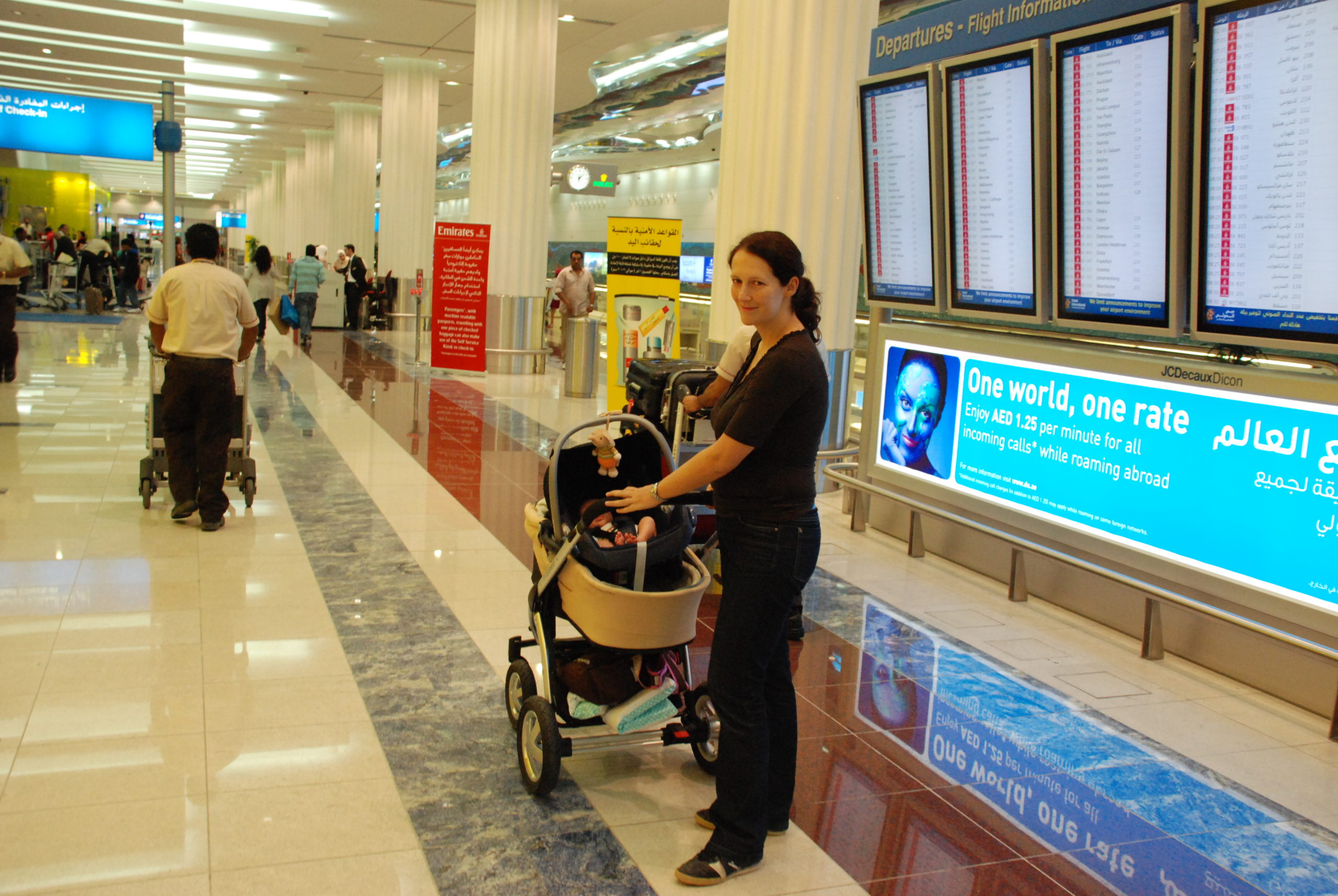 Michaela Schächner bei der Rückreise aus Dubai mit Luis als Baby